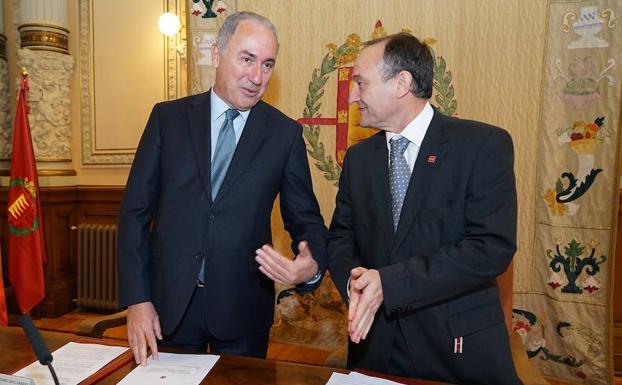 Antonio Gato y Daniel Miguel, durante la firma.