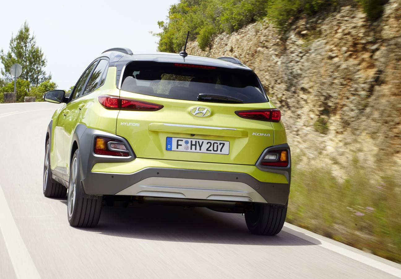 Hyundai amplía la gama con el Kona, un SUV compacto de poco más de 4,10 metros de longitud. A la venta desde 13.990 euros, se comercializa con tracción delantera y también total y cambio manual o automático. 