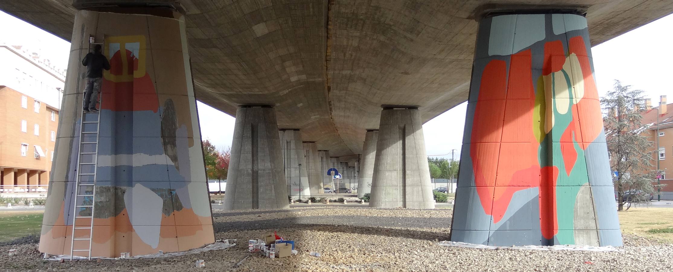 Viaducto de la avenida de Zamora. Javier Carrera, ‘Cuco’, remata su creación en dos de los pilares del viaducto en la carretera de Rueda.