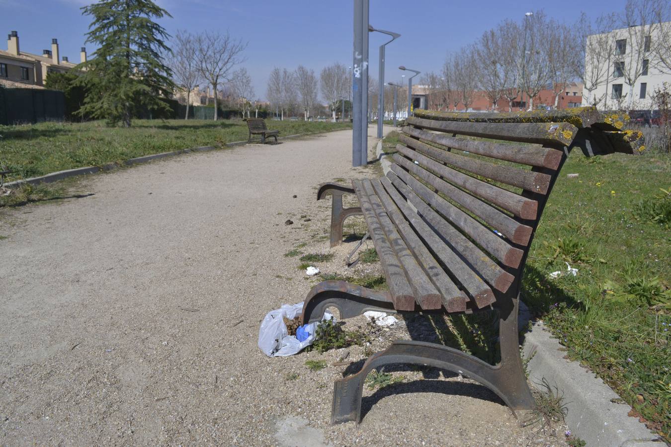 La zona residencia,l que cuenta con más de 450 chalés situados en el Camino Viejo de Simancas, presenta importantes daños en las aceras, viales y en los parques comunes, descuidados y con el mobiliario urbano muy dañado