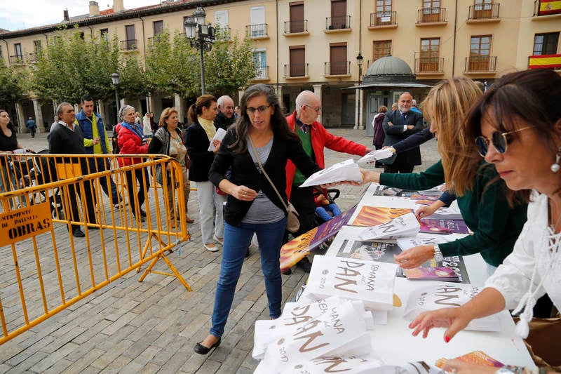 Reparto de fabiolines en la Plaza Mayor de Palencia con motivo de la Semana del Pan