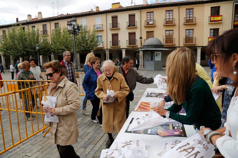 Reparto de fabiolines en la Plaza Mayor de Palencia con motivo de la Semana del Pan