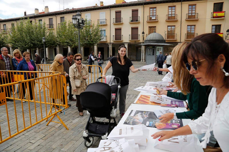 Reparto de fabiolines en la Plaza Mayor de Palencia con motivo de la Semana del Pan