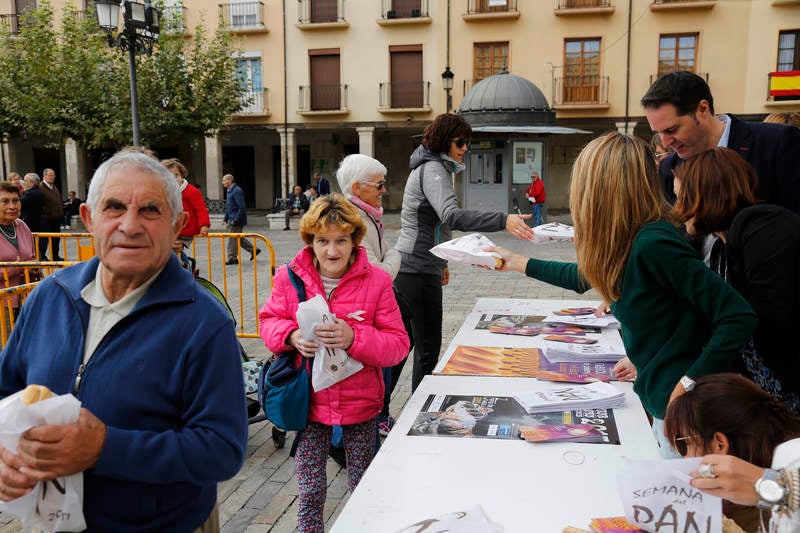 Reparto de fabiolines en la Plaza Mayor de Palencia con motivo de la Semana del Pan