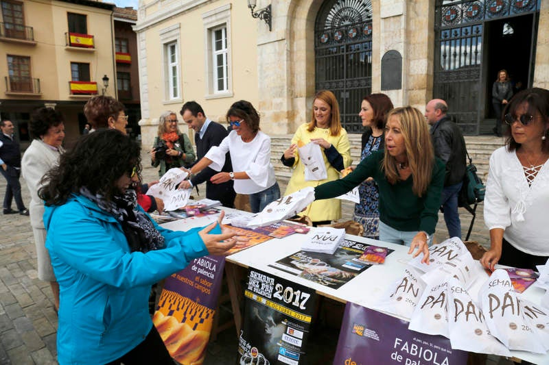 Reparto de fabiolines en la Plaza Mayor de Palencia con motivo de la Semana del Pan