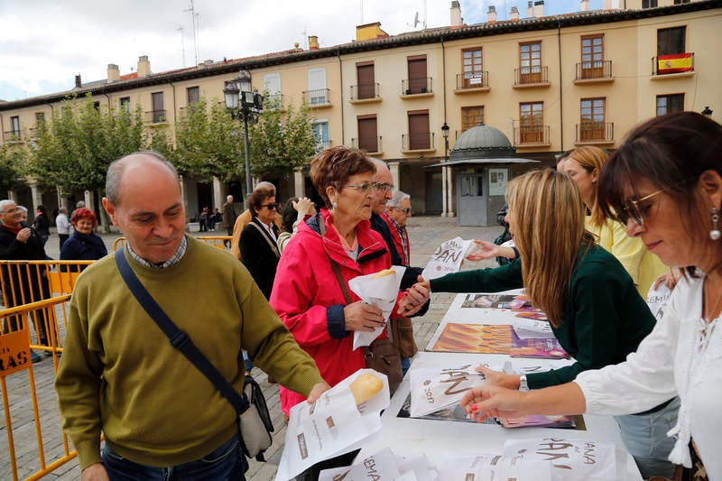 Reparto de fabiolines en la Plaza Mayor de Palencia con motivo de la Semana del Pan