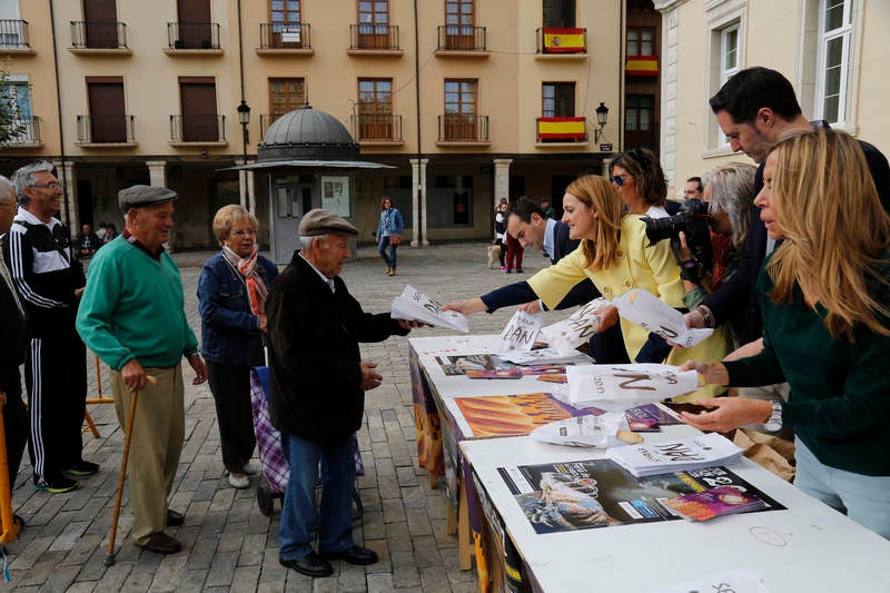 Reparto de fabiolines en la Plaza Mayor de Palencia con motivo de la Semana del Pan