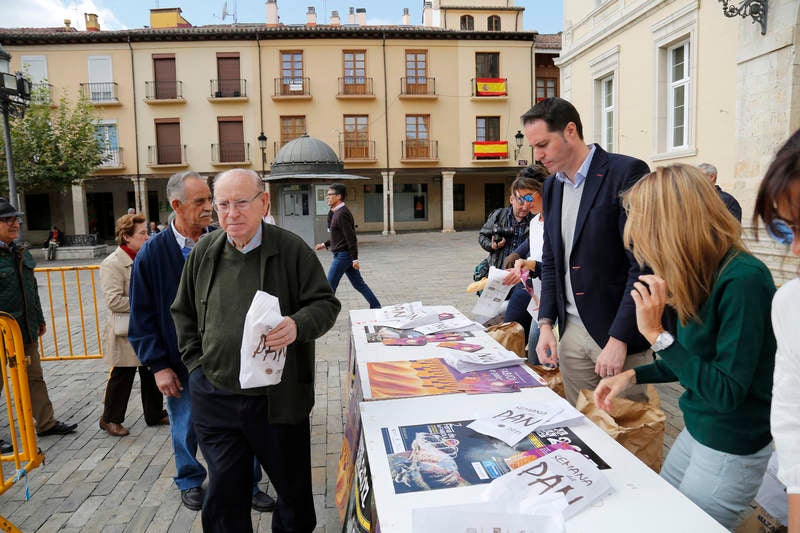 Reparto de fabiolines en la Plaza Mayor de Palencia con motivo de la Semana del Pan