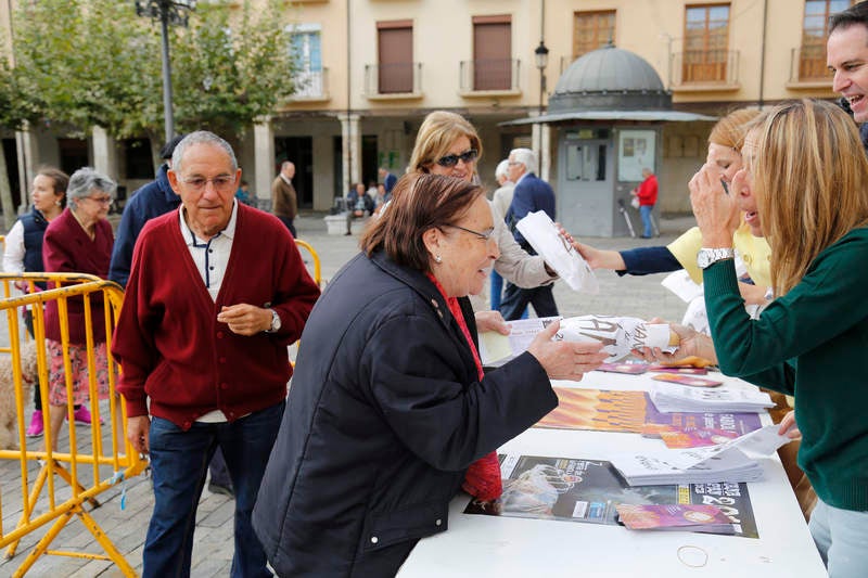 Reparto de fabiolines en la Plaza Mayor de Palencia con motivo de la Semana del Pan