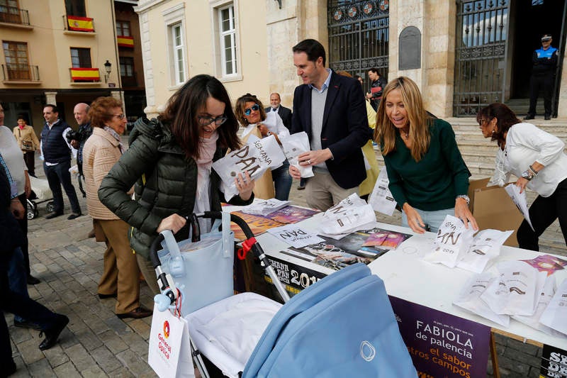 Reparto de fabiolines en la Plaza Mayor de Palencia con motivo de la Semana del Pan