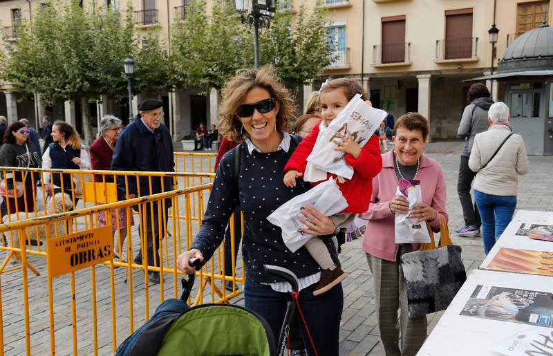 Reparto de fabiolines en la Plaza Mayor de Palencia con motivo de la Semana del Pan