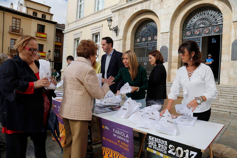 Reparto de fabiolines en la Plaza Mayor de Palencia con motivo de la Semana del Pan