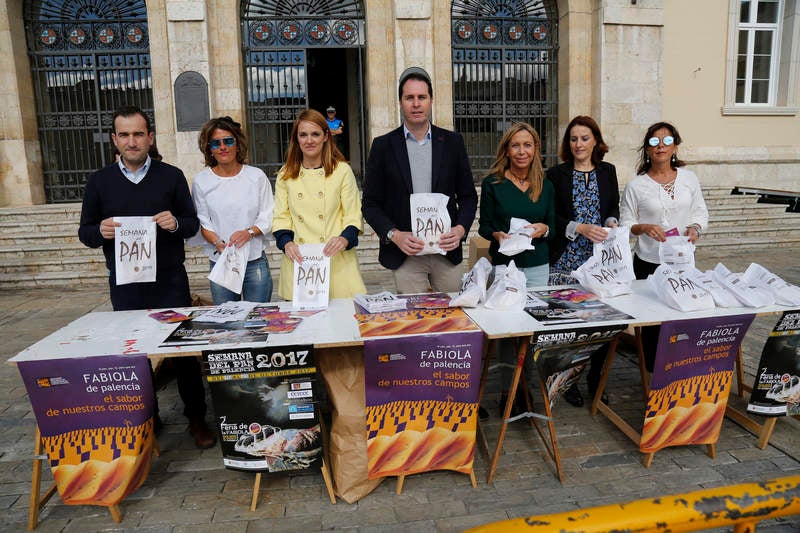 Reparto de fabiolines en la Plaza Mayor de Palencia con motivo de la Semana del Pan