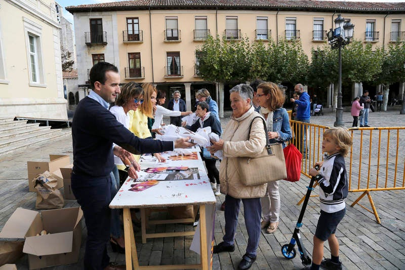 Reparto de fabiolines en la Plaza Mayor de Palencia con motivo de la Semana del Pan