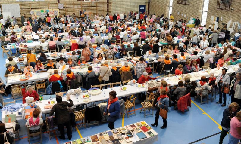 Encuentro de encanje de bolillos en el Polideportivo Huerta del Rey de Valladolid