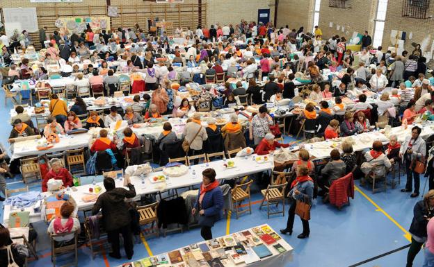 Participantes en el encuentro de bolilleras. 