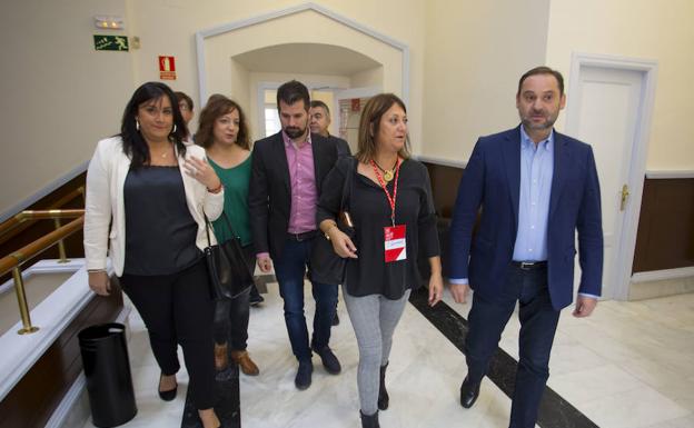 Ábalos (derecha), con Teresa López y Tudanca momentos antes del Congreso.