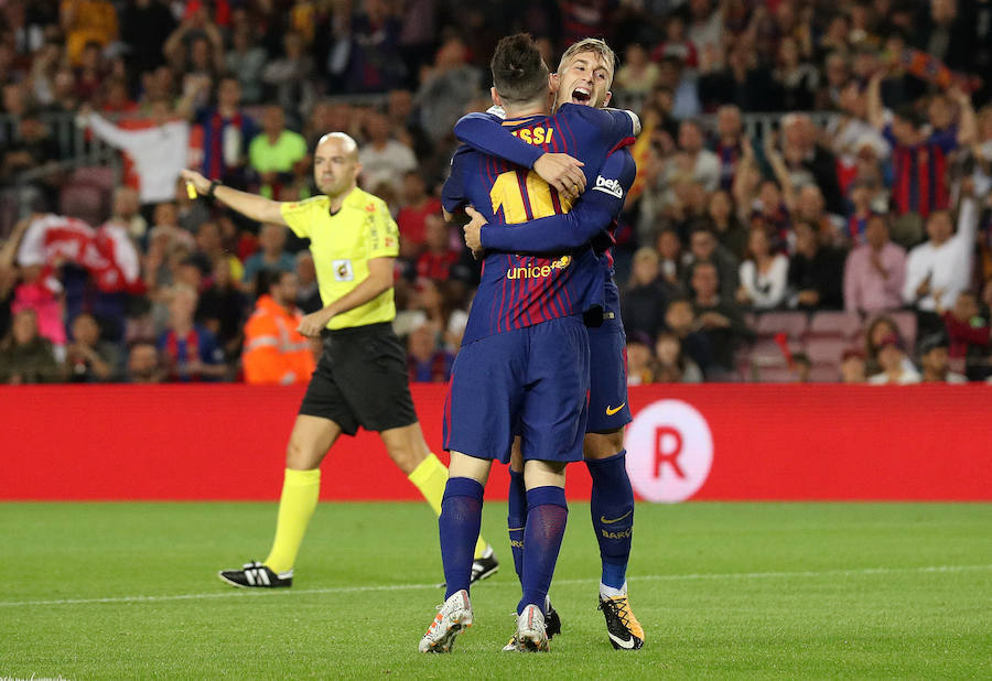 El FC Barcelona, líder de la clasificación, recibe a un Málaga, colista, que tratará de buscar la sorpresa como visitante. El cuadro culé, invicto esta temporada, busca despegarse del resto de perseguidores.