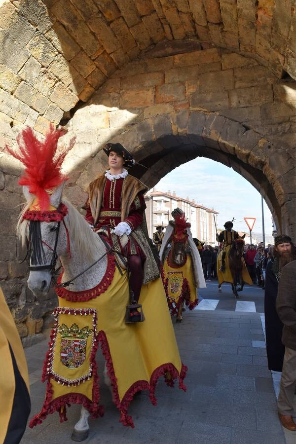 Más de un centenar de vecinos participan en la escenificación histórica de la visita del emperador en 1517