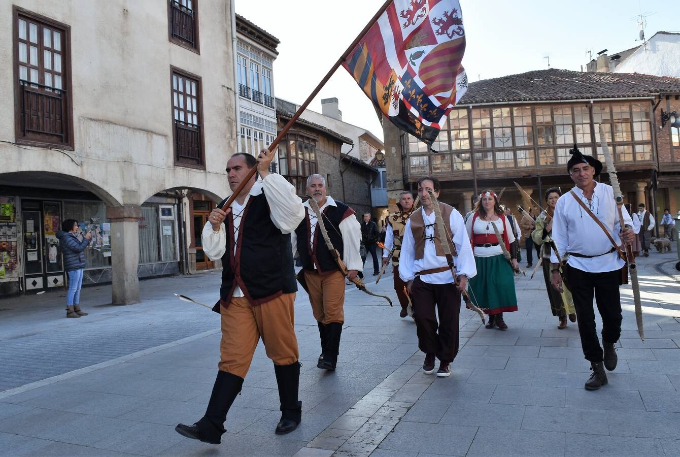 Más de un centenar de vecinos participan en la escenificación histórica de la visita del emperador en 1517