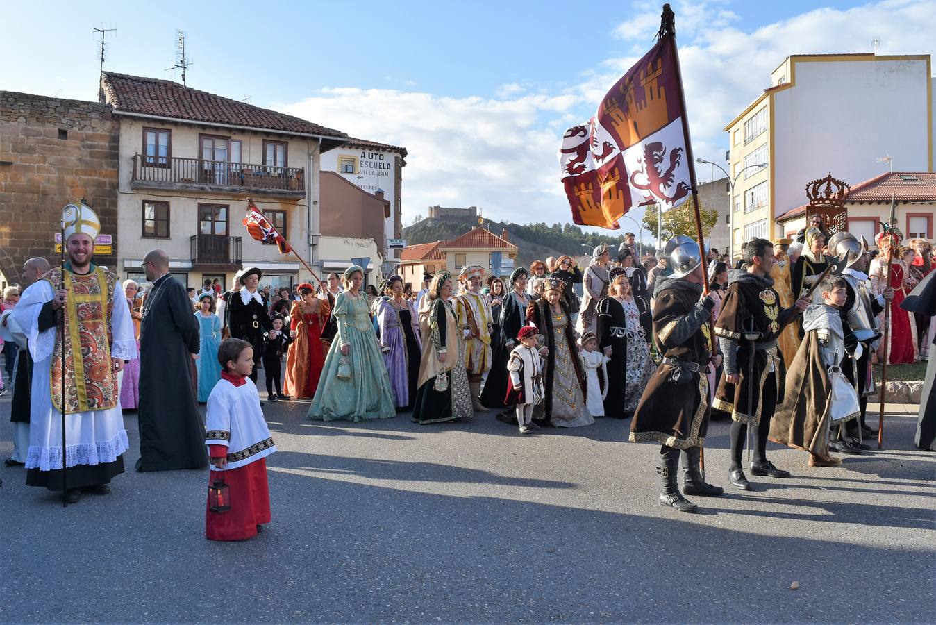 Más de un centenar de vecinos participan en la escenificación histórica de la visita del emperador en 1517