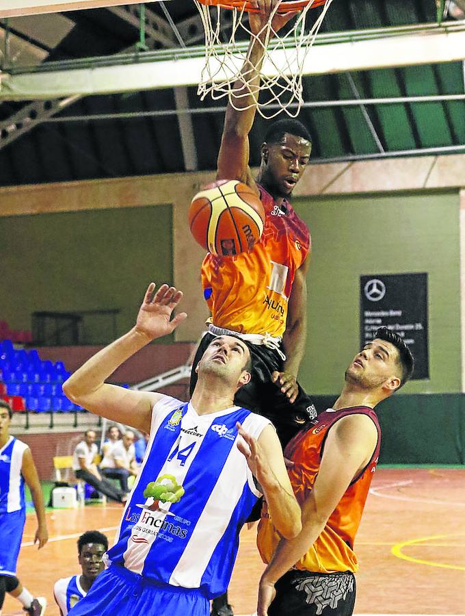 Ebinum machaca delante de un rival. 