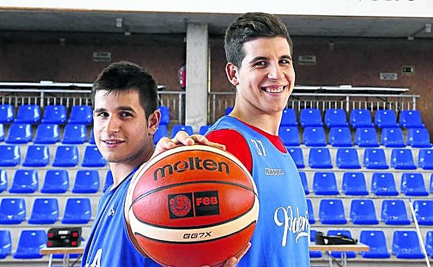Sani Campara y Carlos Toledo posan con un balón antes de un entrenamiento en Villamuriel.