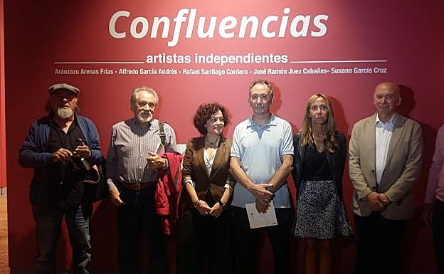 Los artistas, con la diputada de Cultura, Carmen Fernández.
