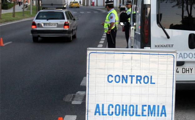 La Policía Local realiza un control de alcoholemia en una calle de Segovia. 