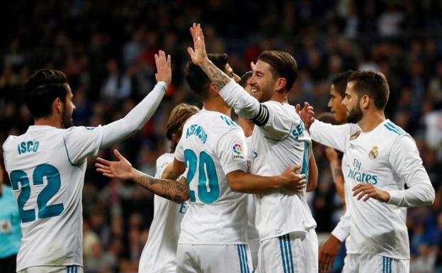 Los jugadores del Real Madrid celebran el primer gol marcado al Eibar.