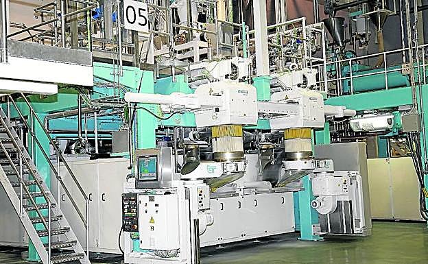 Interior de una fábrica de Siro en Venta de Baños. :