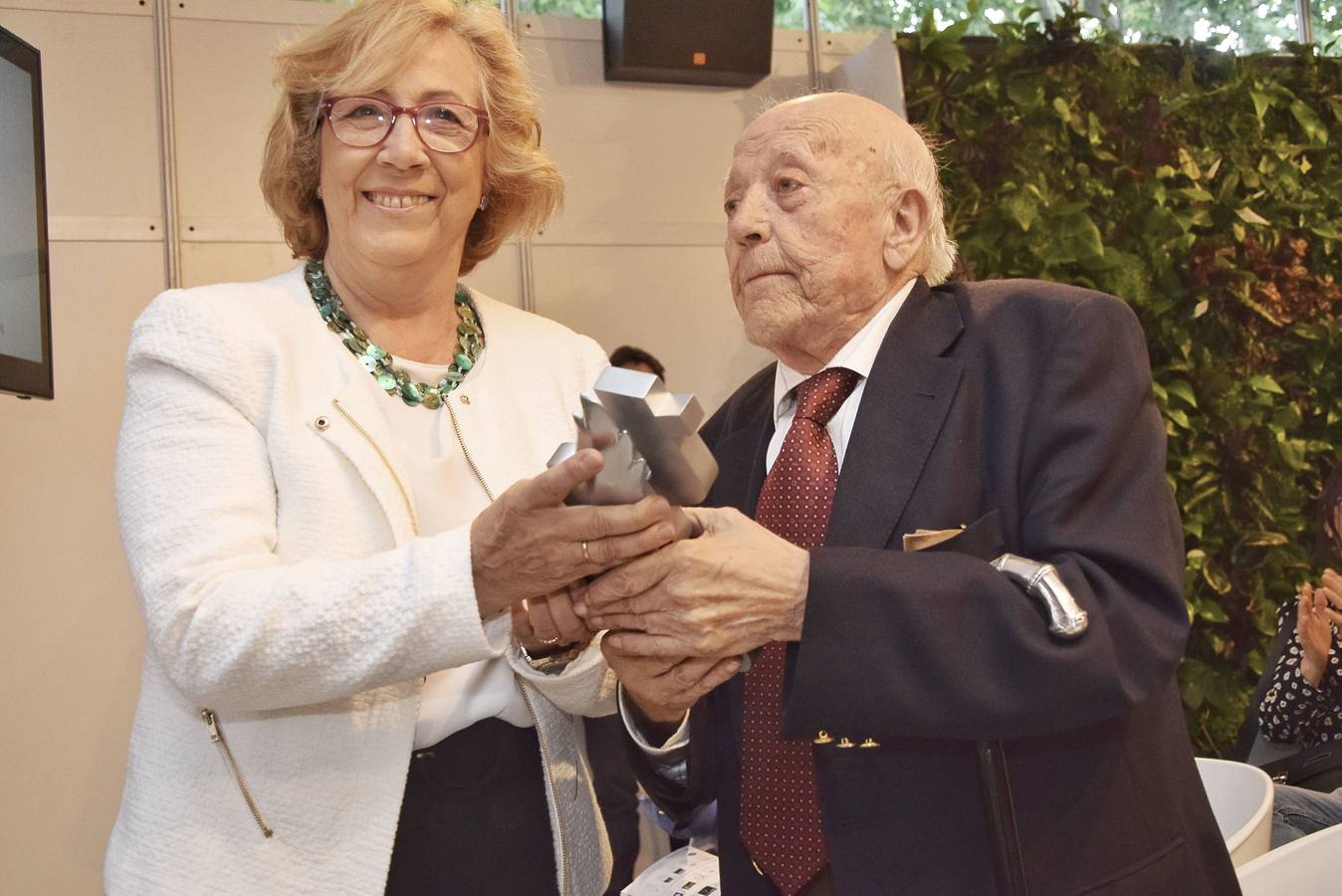 31.05.17 Lozano recibe el premio Libro con Valores por 'Se llamaba Carolina' de manos de Rocio Oviedo, en la Feria del Libro de Madrid.