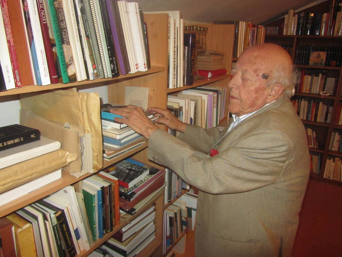 15.07.11 El escritor José Jiménez Lozano observa un ejemplar de la biblioteca, de su casa de Alcazarén, donde nació la idea de Las Edades del Hombre.