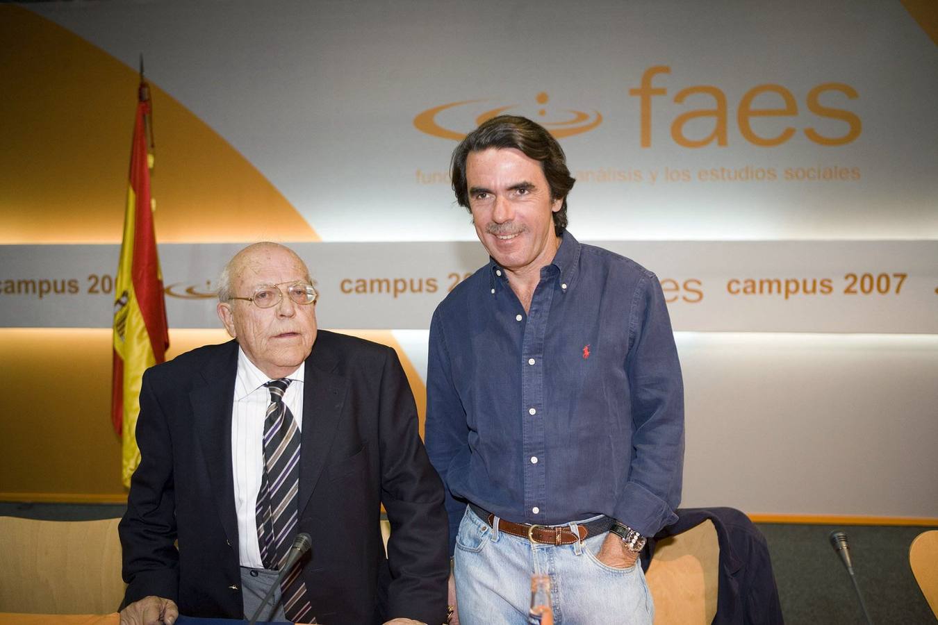 03.07.07 El escritor y Premio Cervantes, José Jiménez Lozano (i) acompañado por el ex presidente del Gobierno, José María Aznar, momentos antes de participar en las segundas jornadas de los cursos de verano que FAES celebra en Navacerrada.