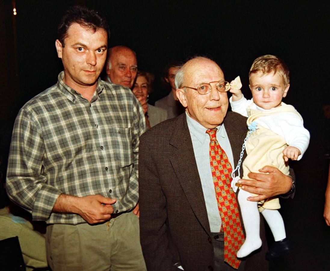 10.05.00 José Jiménez Lozano, con su hijo y su nieto, durante el homenaje que recibió en el Círculo de Bellas Artes de Madrid con motivo de su 70 cumpleaños.