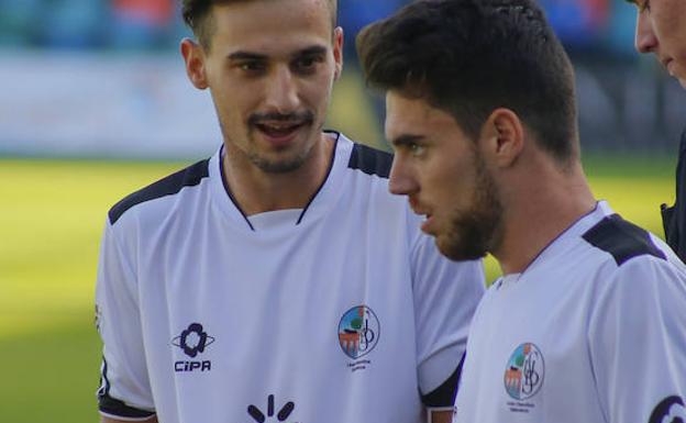 Valentín Prieto, de frente, con el escudo de la UDS y la marca Unión Deportiva Salamanca en el pecho ayer ante el Real Ávila.