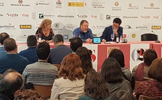 Ai Weiwei, en el centro, durante la rueda de prensa que ofreció esta mañana en Valladolid.