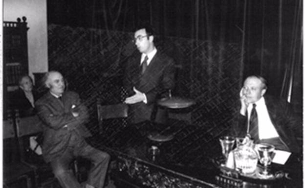 Jiménez Lozano sentado, a la derecha, en un acto con Nicomedes Sanz y Ruiz de la Peña.