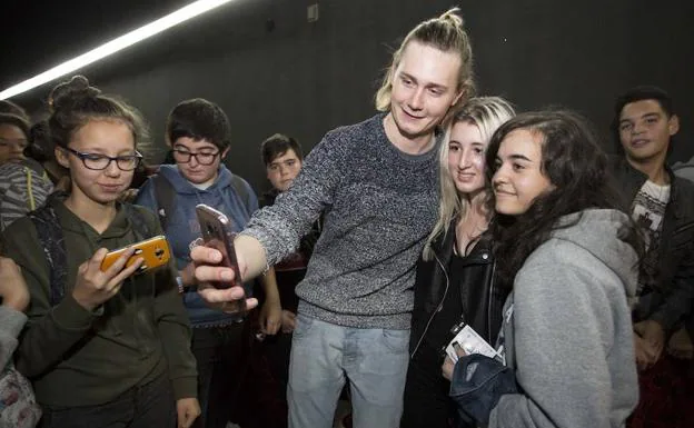 El actor Moritz Jahn se hace un selfie con dos espectadoras del pase de 'Offline'. 