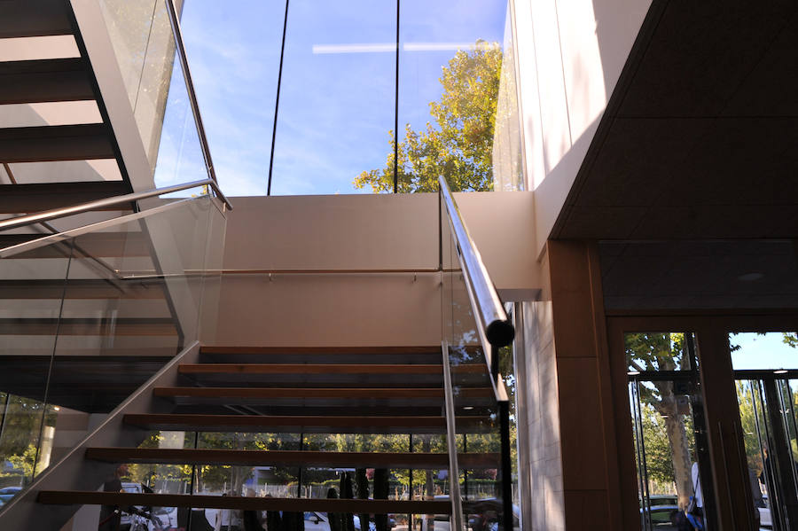 El edificio, con 3,2 millones de inversión, ofrece salas para exposiciones, talleres, biblioteca y un teatro con 320 localidades. Las instalaciones darán servicio a sus 15.000 vecinos.