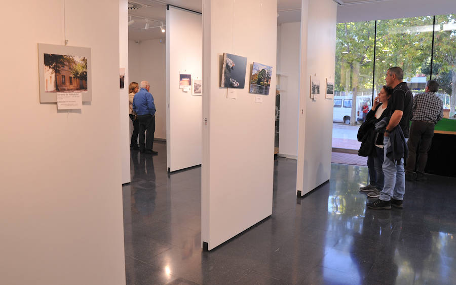 El edificio, con 3,2 millones de inversión, ofrece salas para exposiciones, talleres, biblioteca y un teatro con 320 localidades. Las instalaciones darán servicio a sus 15.000 vecinos.