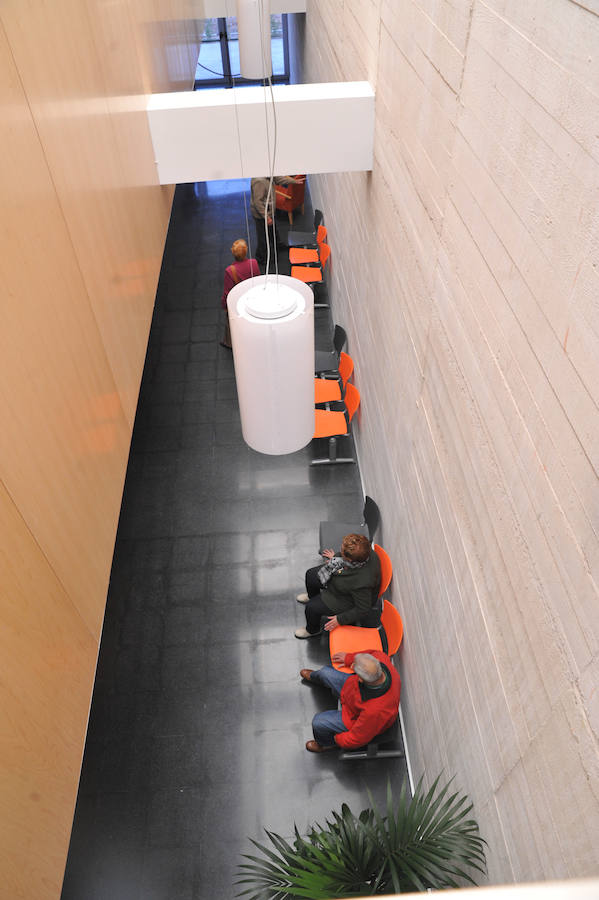 El edificio, con 3,2 millones de inversión, ofrece salas para exposiciones, talleres, biblioteca y un teatro con 320 localidades. Las instalaciones darán servicio a sus 15.000 vecinos.