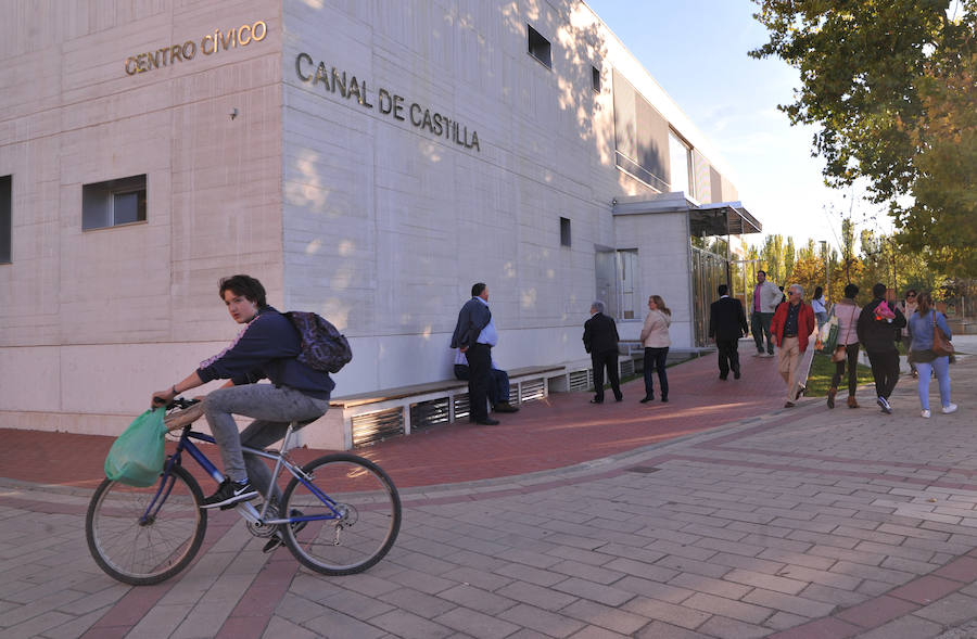 El edificio, con 3,2 millones de inversión, ofrece salas para exposiciones, talleres, biblioteca y un teatro con 320 localidades. Las instalaciones darán servicio a sus 15.000 vecinos.