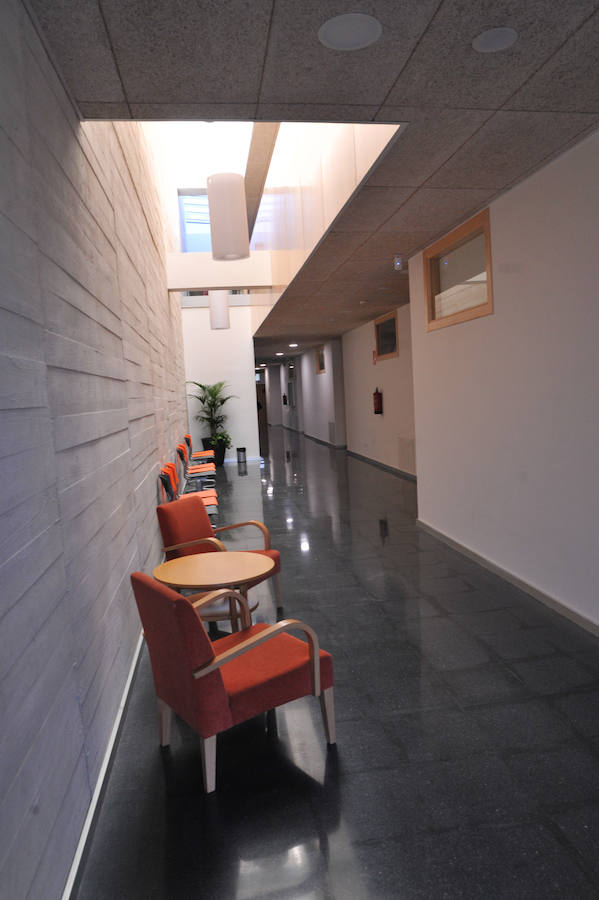 El edificio, con 3,2 millones de inversión, ofrece salas para exposiciones, talleres, biblioteca y un teatro con 320 localidades. Las instalaciones darán servicio a sus 15.000 vecinos.