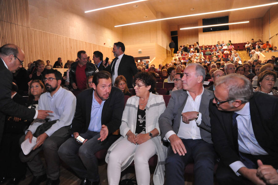 El edificio, con 3,2 millones de inversión, ofrece salas para exposiciones, talleres, biblioteca y un teatro con 320 localidades. Las instalaciones darán servicio a sus 15.000 vecinos.
