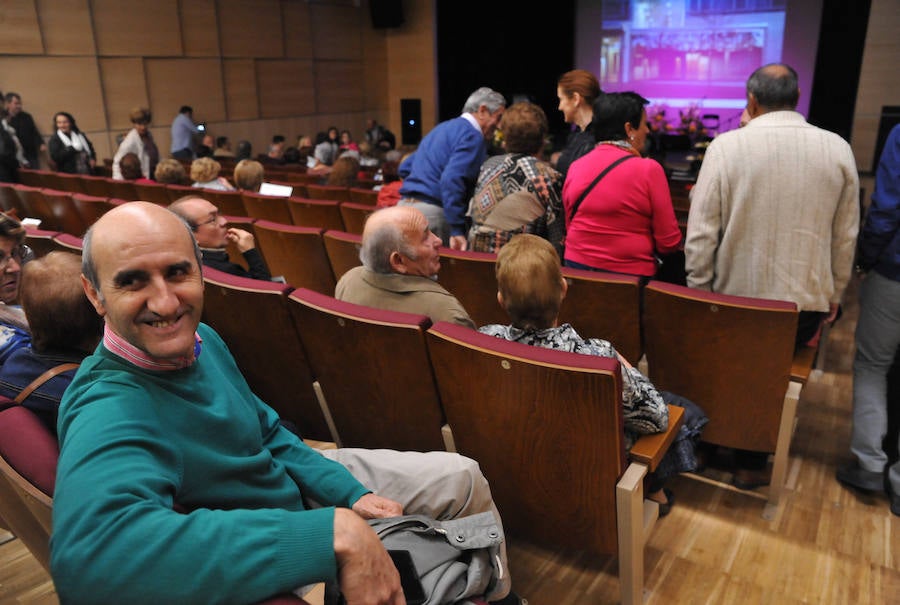 El edificio, con 3,2 millones de inversión, ofrece salas para exposiciones, talleres, biblioteca y un teatro con 320 localidades. Las instalaciones darán servicio a sus 15.000 vecinos.