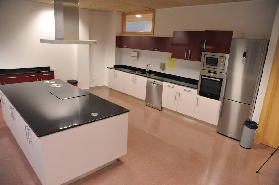 El edificio, con 3,2 millones de inversión, ofrece salas para exposiciones, talleres, biblioteca y un teatro con 320 localidades. Las instalaciones darán servicio a sus 15.000 vecinos.