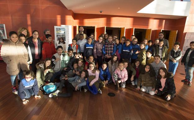 Grupo asistente del colegio Lestonnac, a la puerta de la sala principal del Auditorio. 