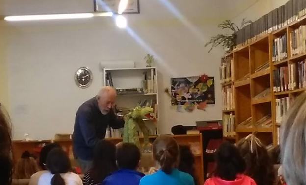 Actividad en una biblioteca palentina.