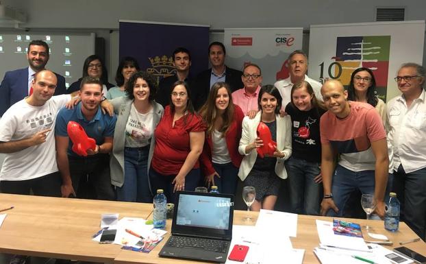Elena Narro, tercera por la derecha en primera fila, entre los participantes, patrocinadores y representantes de las instituciones. 